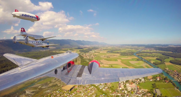 Flying Postcard – Greetings from the Classic Formation