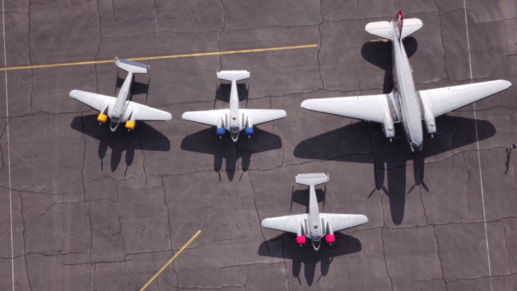 Flight Training with a Douglas DC-3 + three Beech-18’s (Classic Formation)