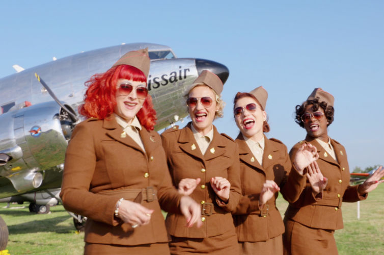 Satin Doll Sisters and the „Swissair“ DC-3